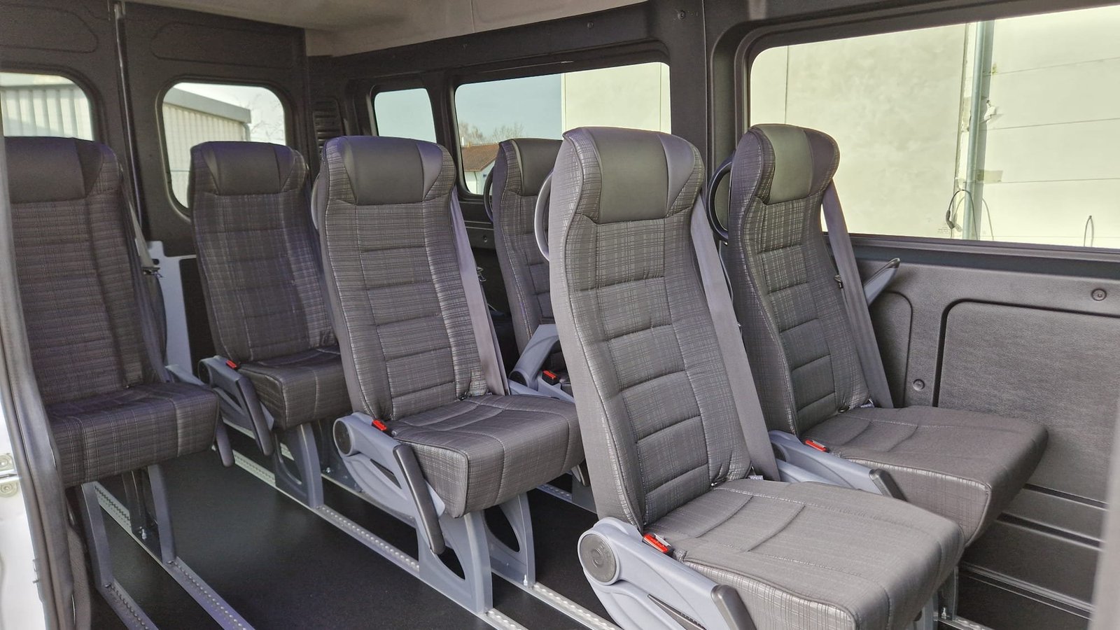 Interior do nosso Fiat Ducato de 9 lugares de 2026 (matrícula OM3899), lugares confortáveis para até 8 passageiros