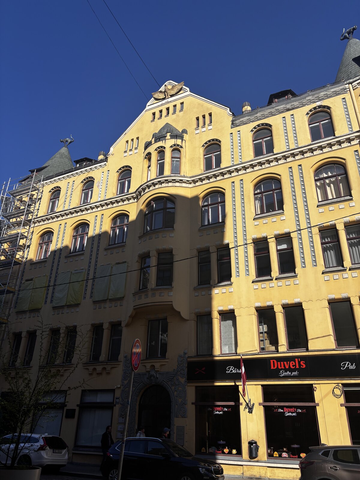 Fachada Art Nouveau em frente à Casa dos Gatos em Meistaru iela, Cidade Velha de Riga