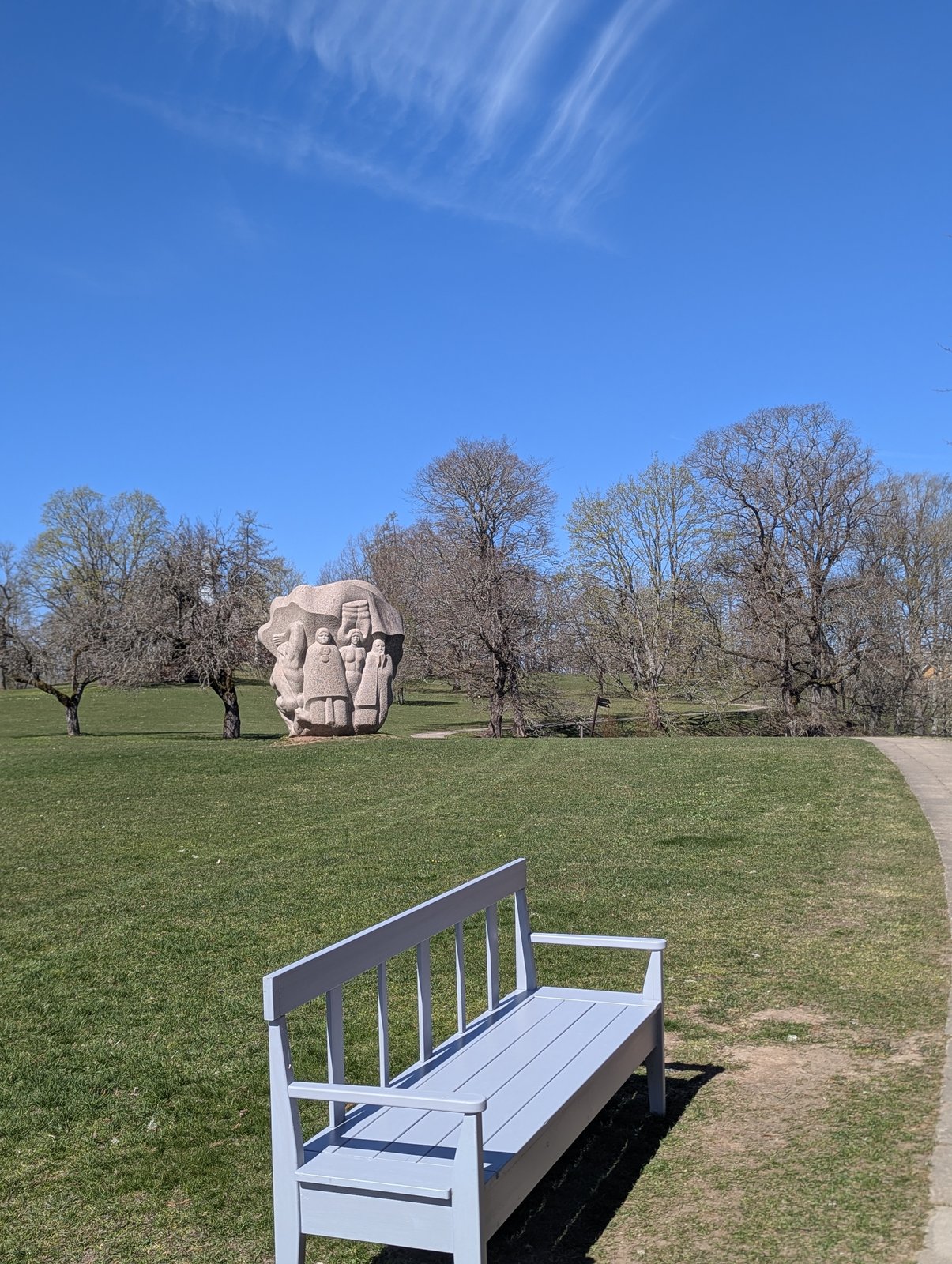 Escultura de granito em Dainu kalns, o Monte das Dainas, Turaida, Letónia