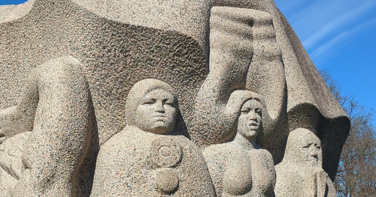 Escultura em granito em Dainu kalns, o Monte das Dainas, Turaida, Letónia
