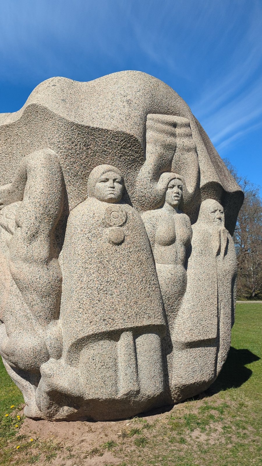 Três figuras de granito esculpidas por Indulis Ranka na Colina das Dainas, Turaida