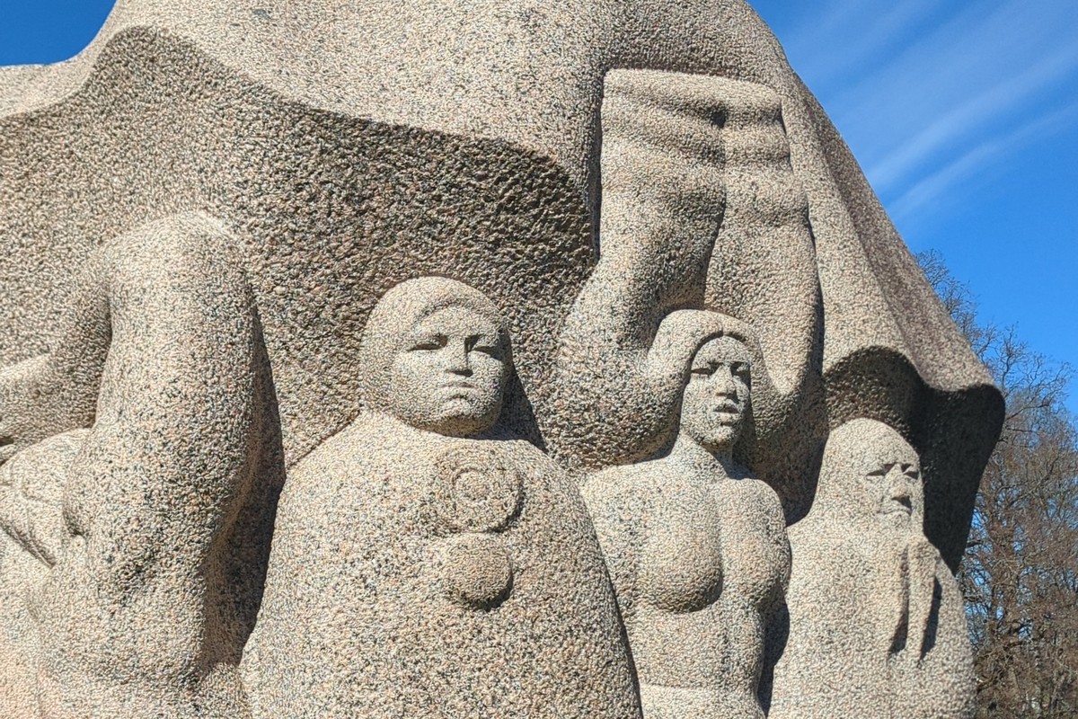 Escultura em granito em Dainu kalns, a Colina das Dainas, Turaida, Letónia
