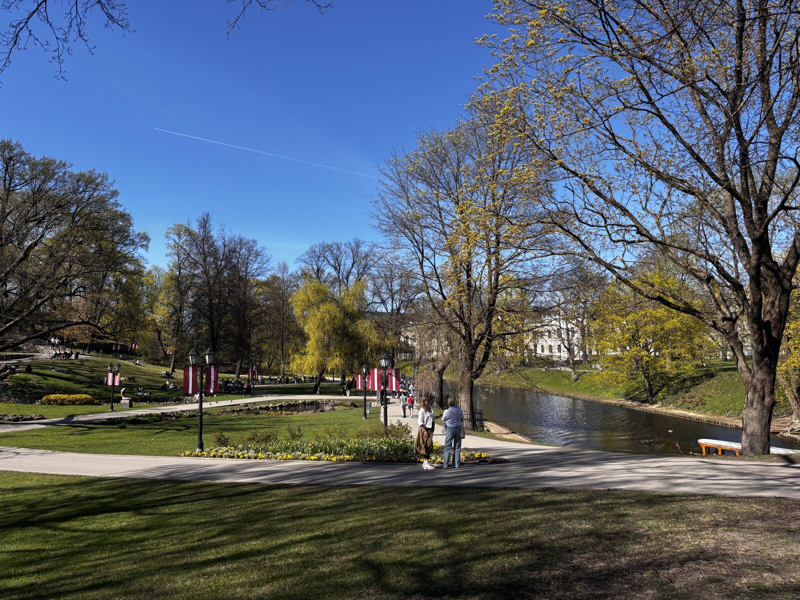 O parque do canal de Bastejkalns na primavera, junto ao Monumento à Liberdade, Riga
