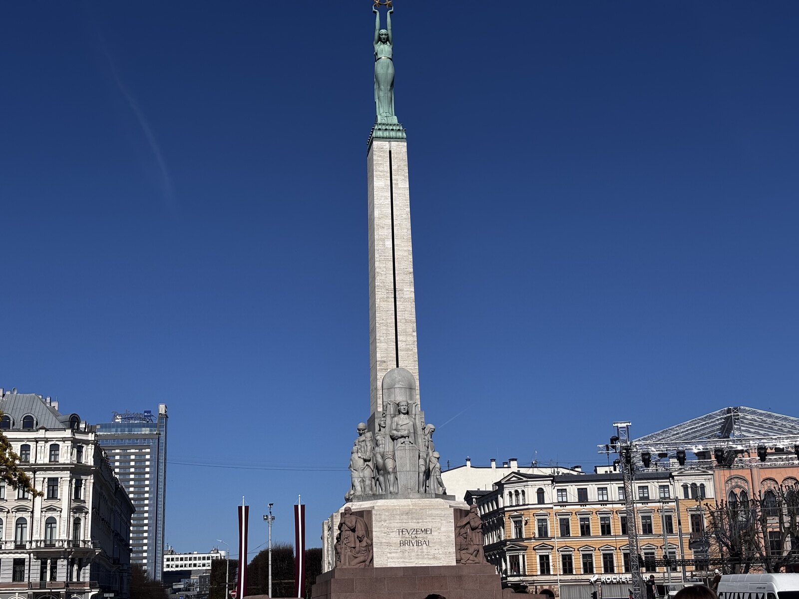 O Monumento da Liberdade (Brīvības piemineklis) em Riga, com Milda a segurar três estrelas douradas no topo, Letónia.