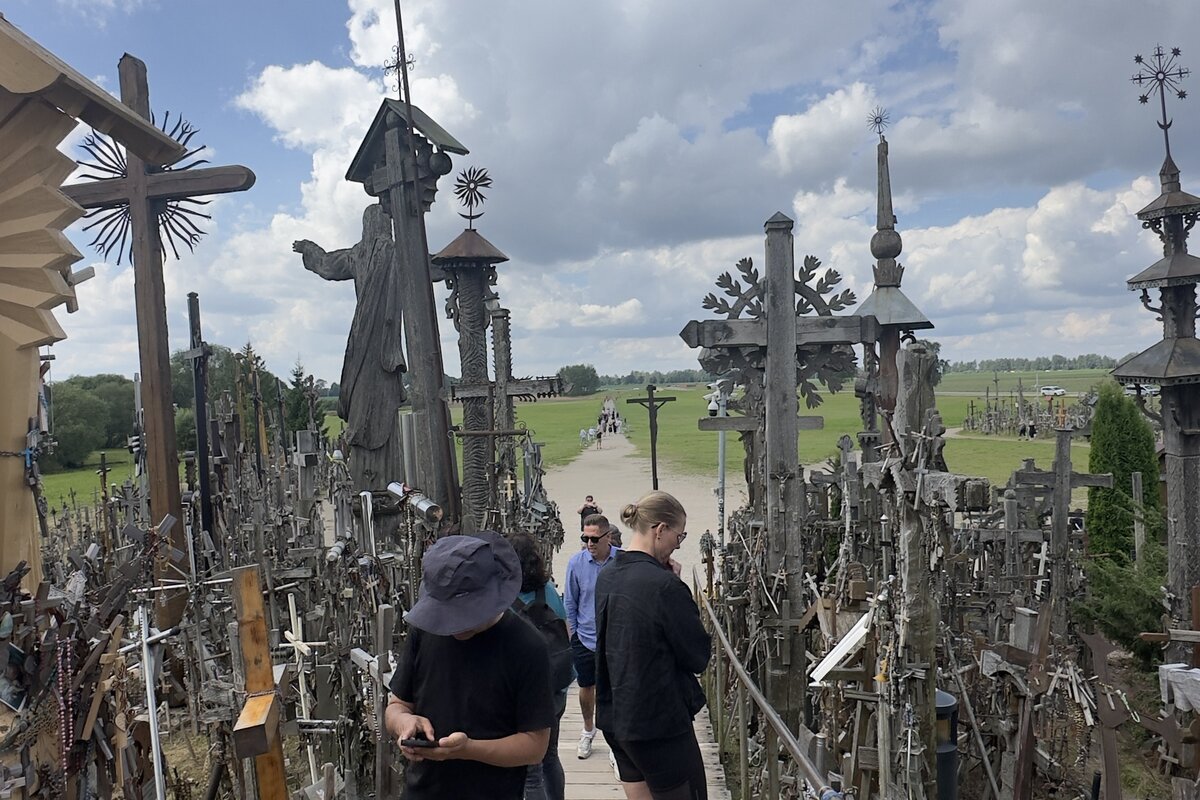 Colina das Cruzes, Lituânia. O passadiço de aproximação com a estátua de Jesus peregrino e cruzes talhadas à mão.