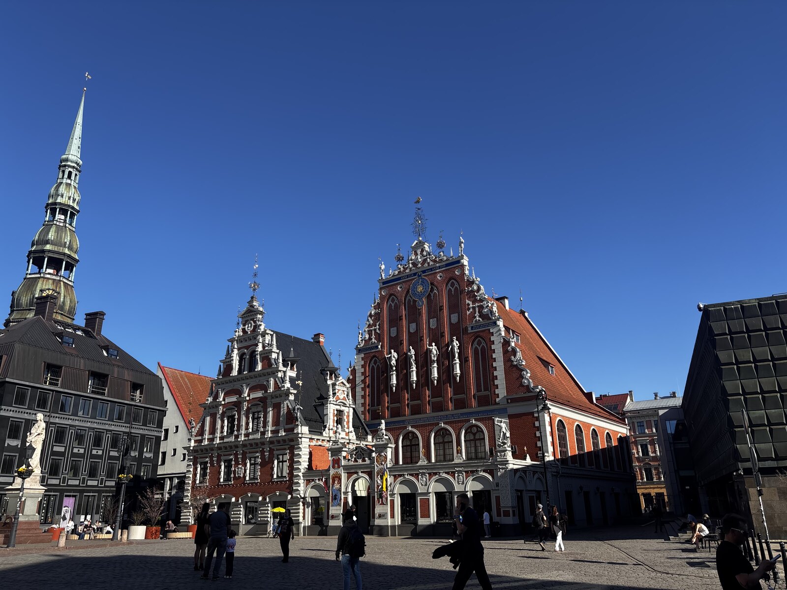 A Casa das Cabeças Negras (Melngalvju nams) na Praça da Câmara Municipal, Riga, Letónia, com a elaborada fachada renascentista holandesa em vermelho e branco.