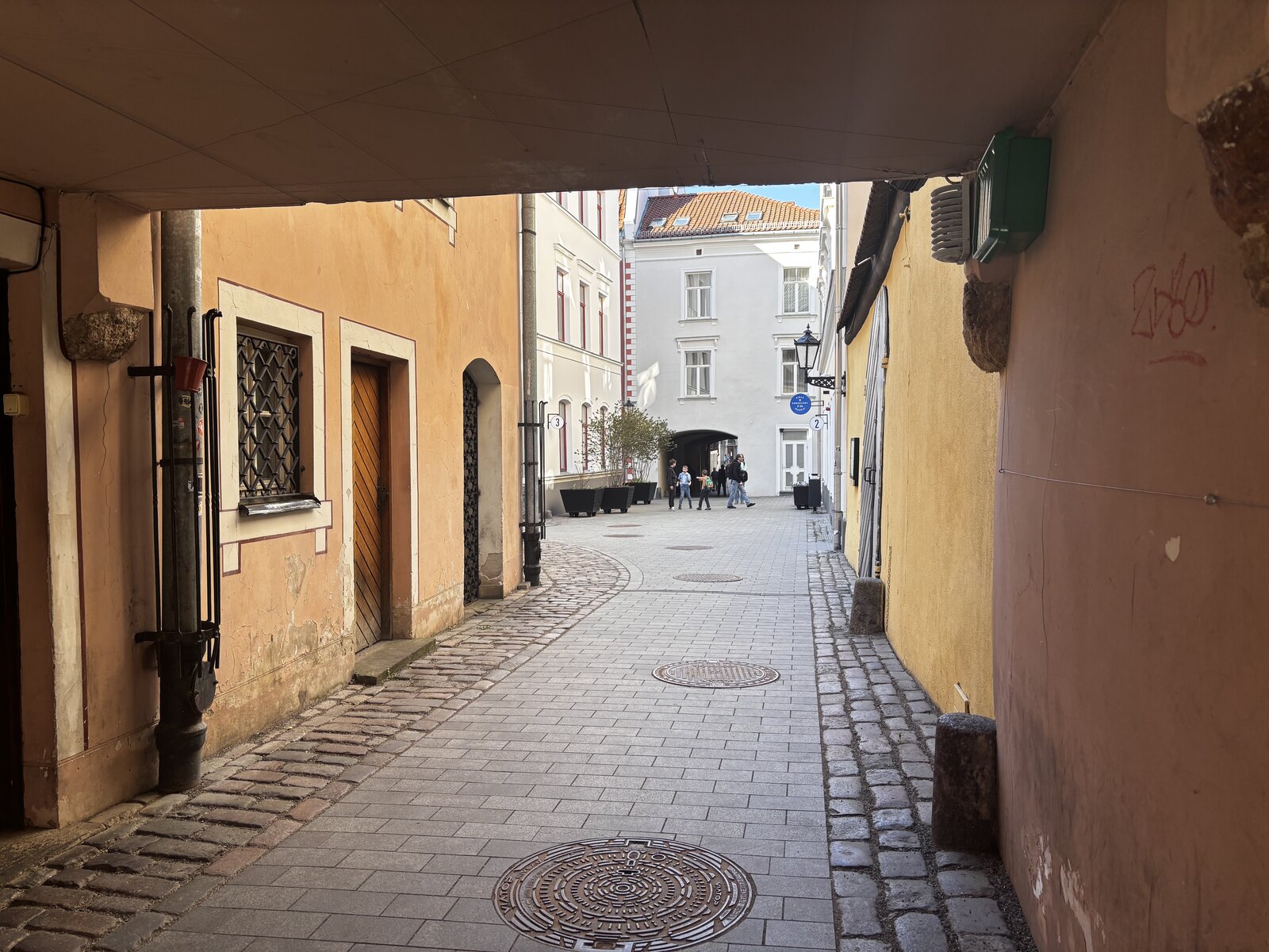 A passagem interior em calçada de Konventa Sēta, o pátio medieval do convento na Cidade Velha de Riga