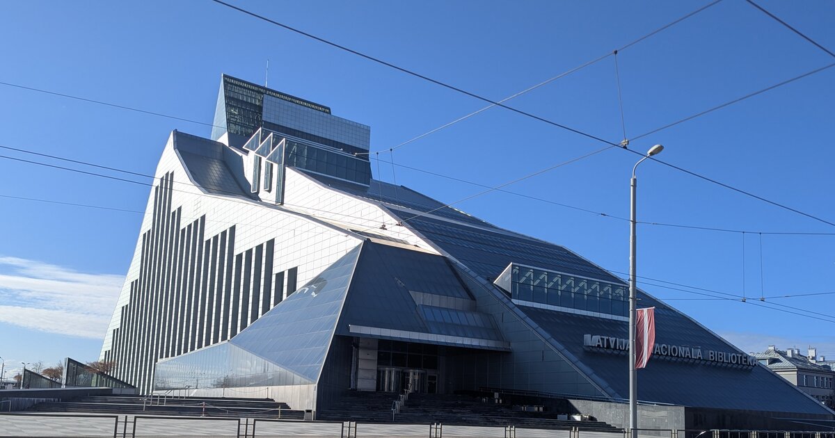 O Castelo da Luz, a Biblioteca Nacional da Letónia, Riga, contra um céu limpo.