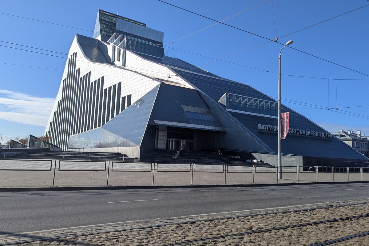 O Castelo da Luz, a Biblioteca Nacional da Letónia, Riga, contra um céu limpo.