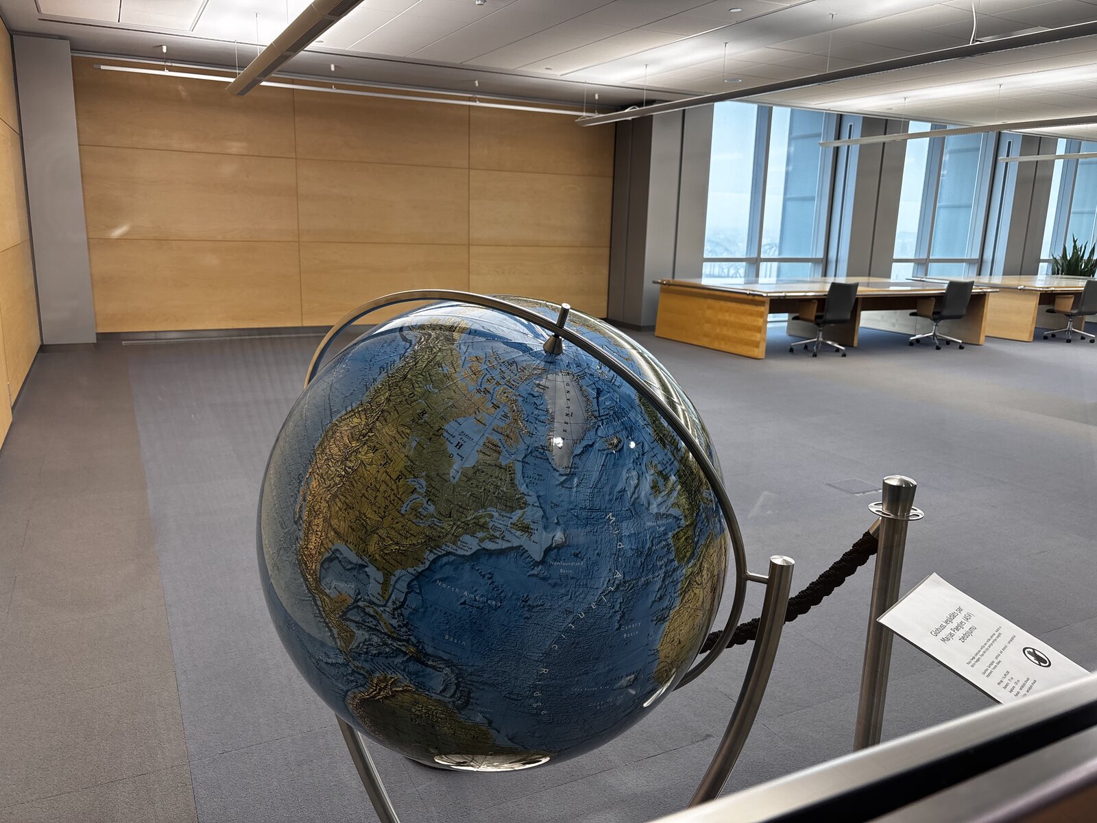 O Armário das Canções Populares (Dainu skapis) e o globo na Biblioteca Nacional da Letónia, onde se guardam as 217 996 fichas de dainas de Krišjānis Barons