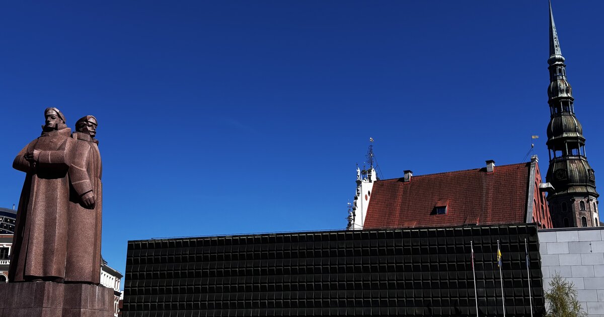 O Monumento aos Atiradores Letões e o Museu da Ocupação da Letónia, Riga.