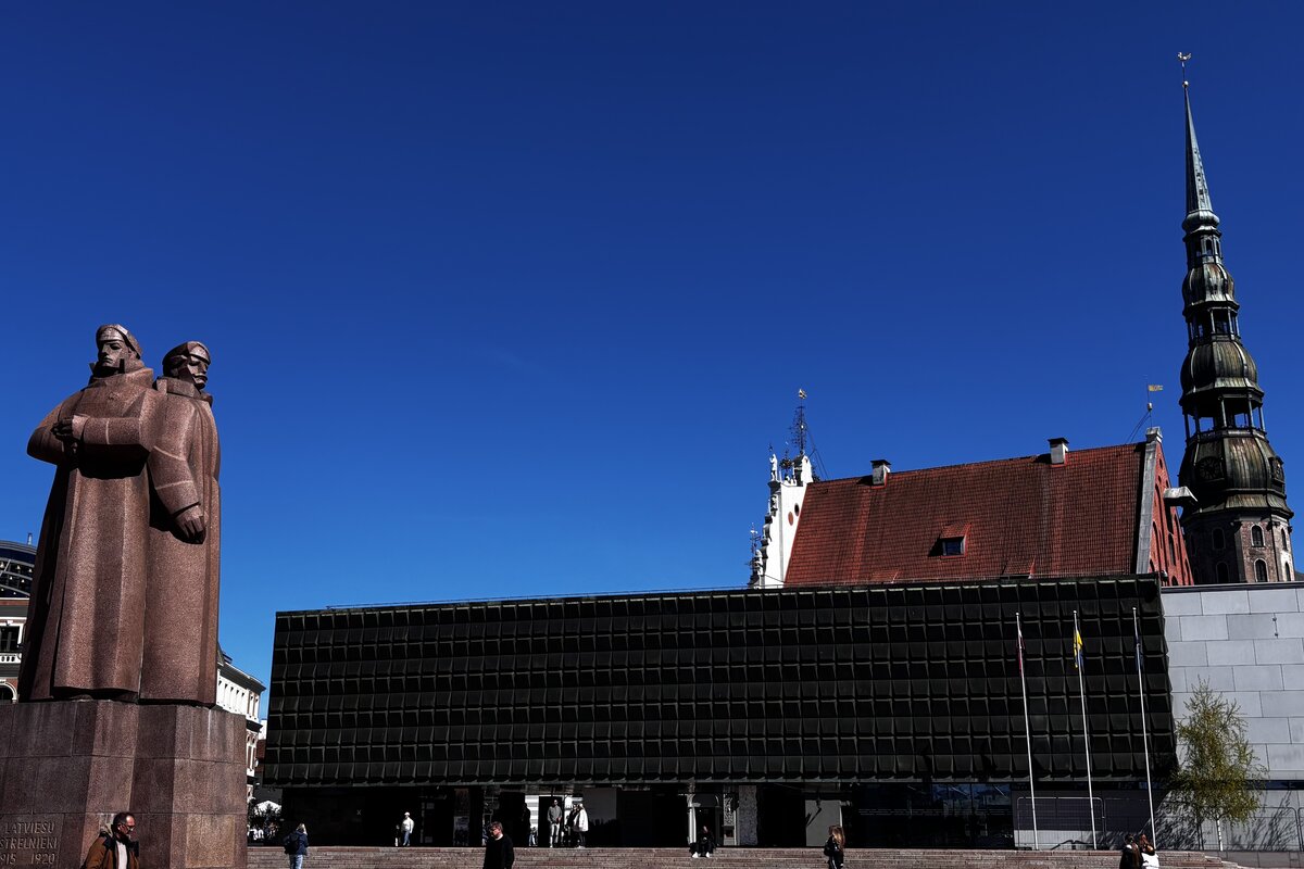 O Monumento dos Atiradores Letões e o Museu da Ocupação da Letónia, Riga.