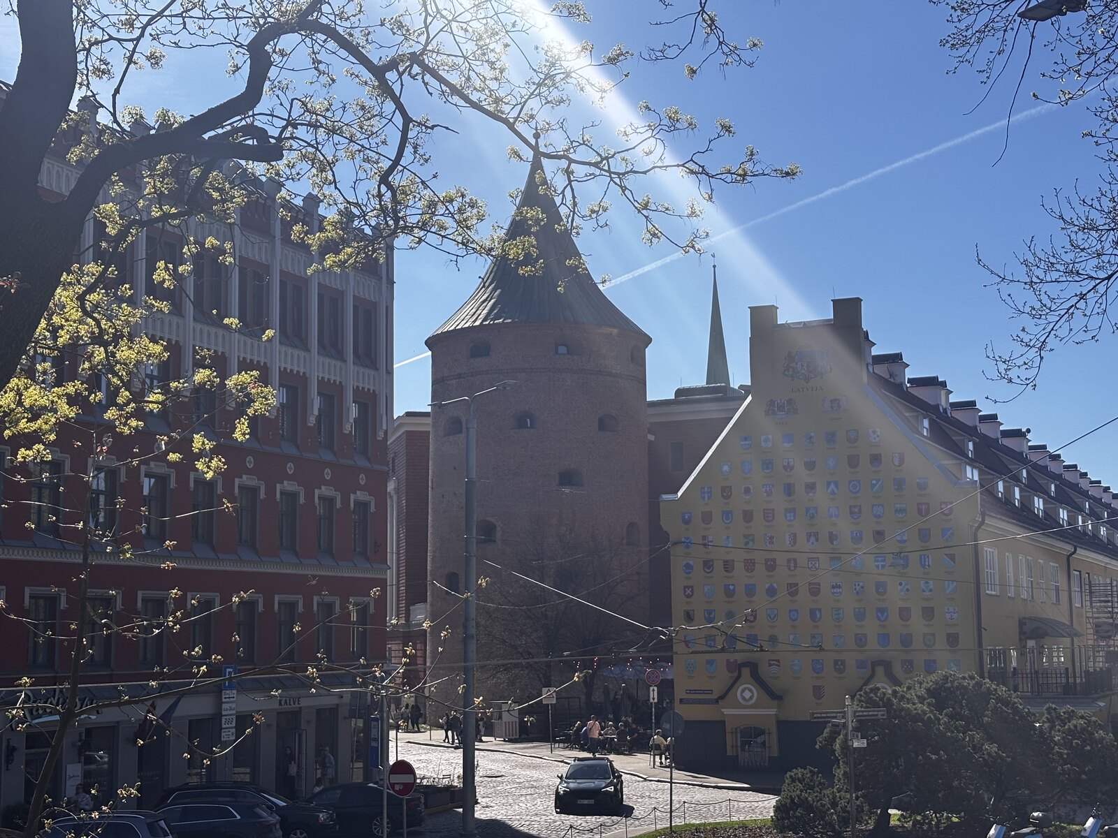 A Torre da Pólvora (Pulvertornis) em Riga, Letónia, a única torre defensiva medieval sobrevivente, hoje a abrigar o Museu da Guerra da Letónia.