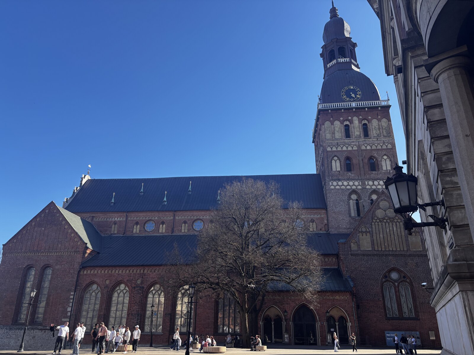 A torre da Catedral de Riga sobre a Praça da Catedral contra um céu limpo