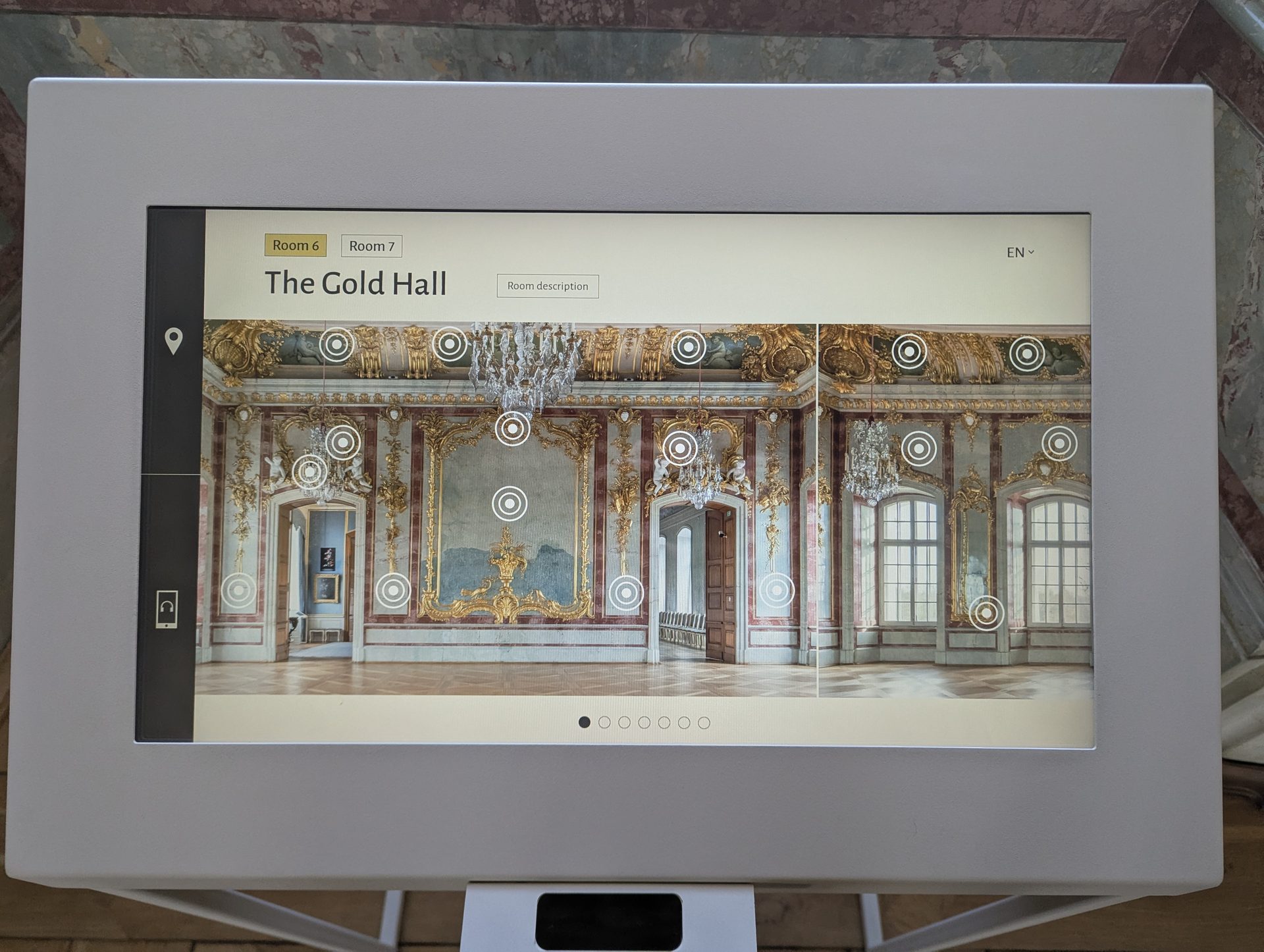 O Salão Dourado no palácio de Rundāle, Letónia, estuque dourado, plafond do teto de Martini e Zucchi.