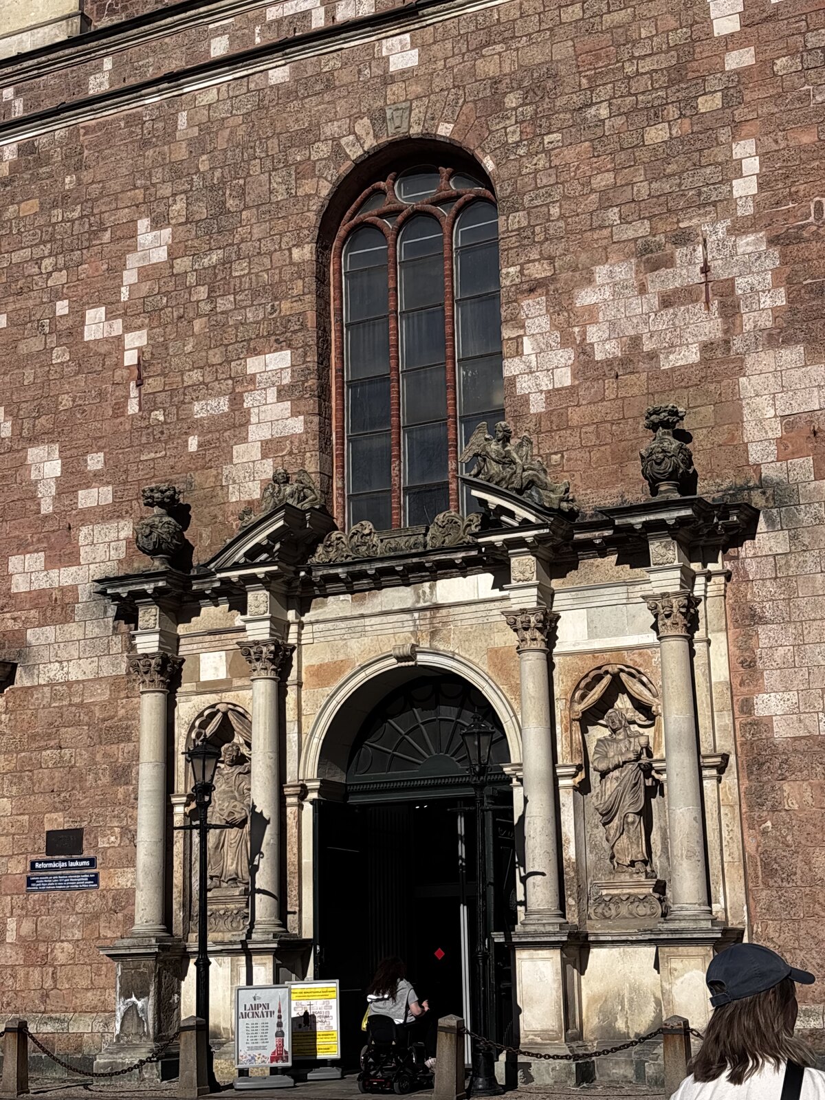 Pormenor do portal barroco oeste da Igreja de São Pedro, Riga