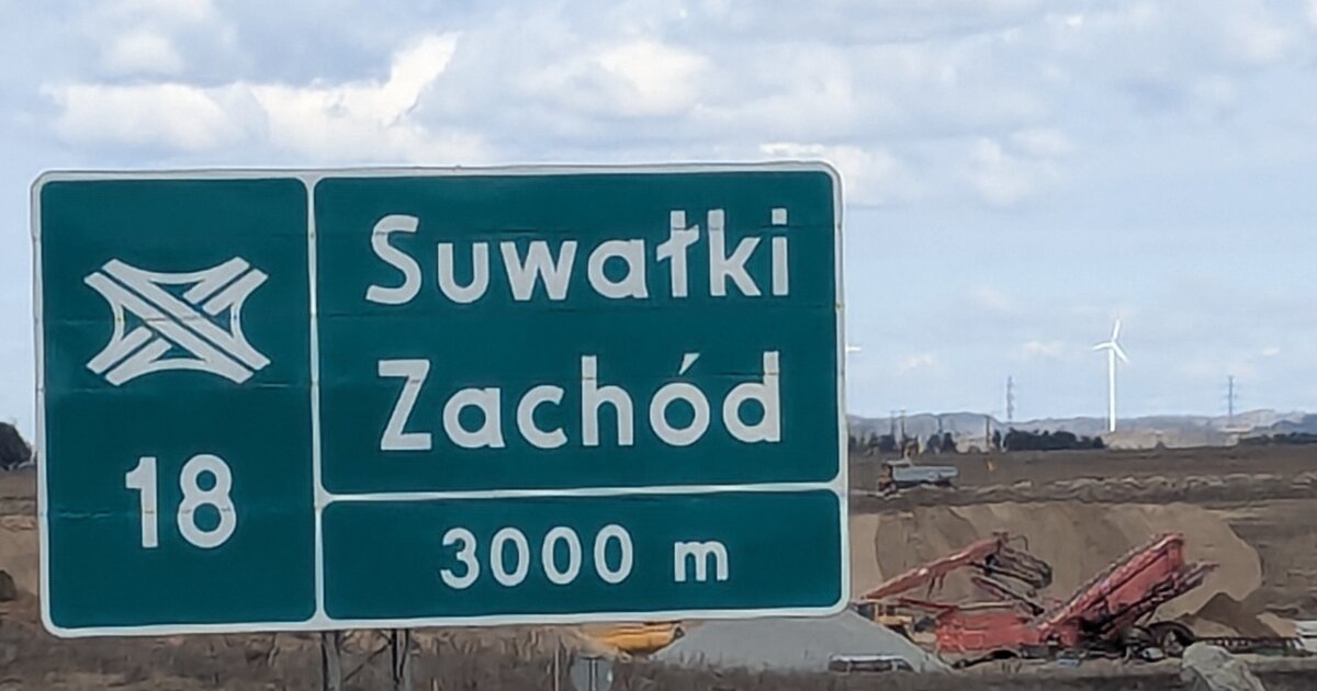 Placa de saída de Suwałki Zachód na via rápida S61 que atravessa o corredor de Suwałki, no nordeste da Polónia.