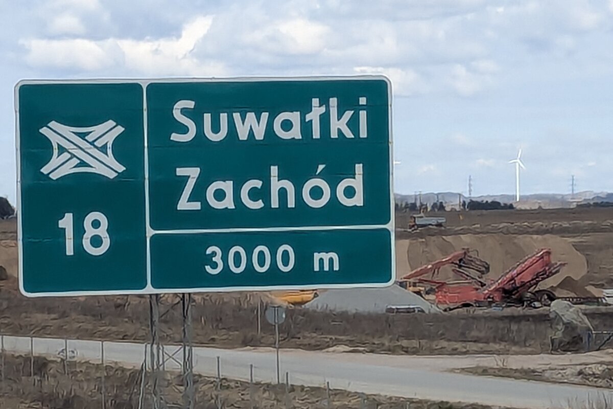 Sinal de saída Suwałki Zachód na via rápida S61 através do corredor de Suwałki, no nordeste da Polónia.