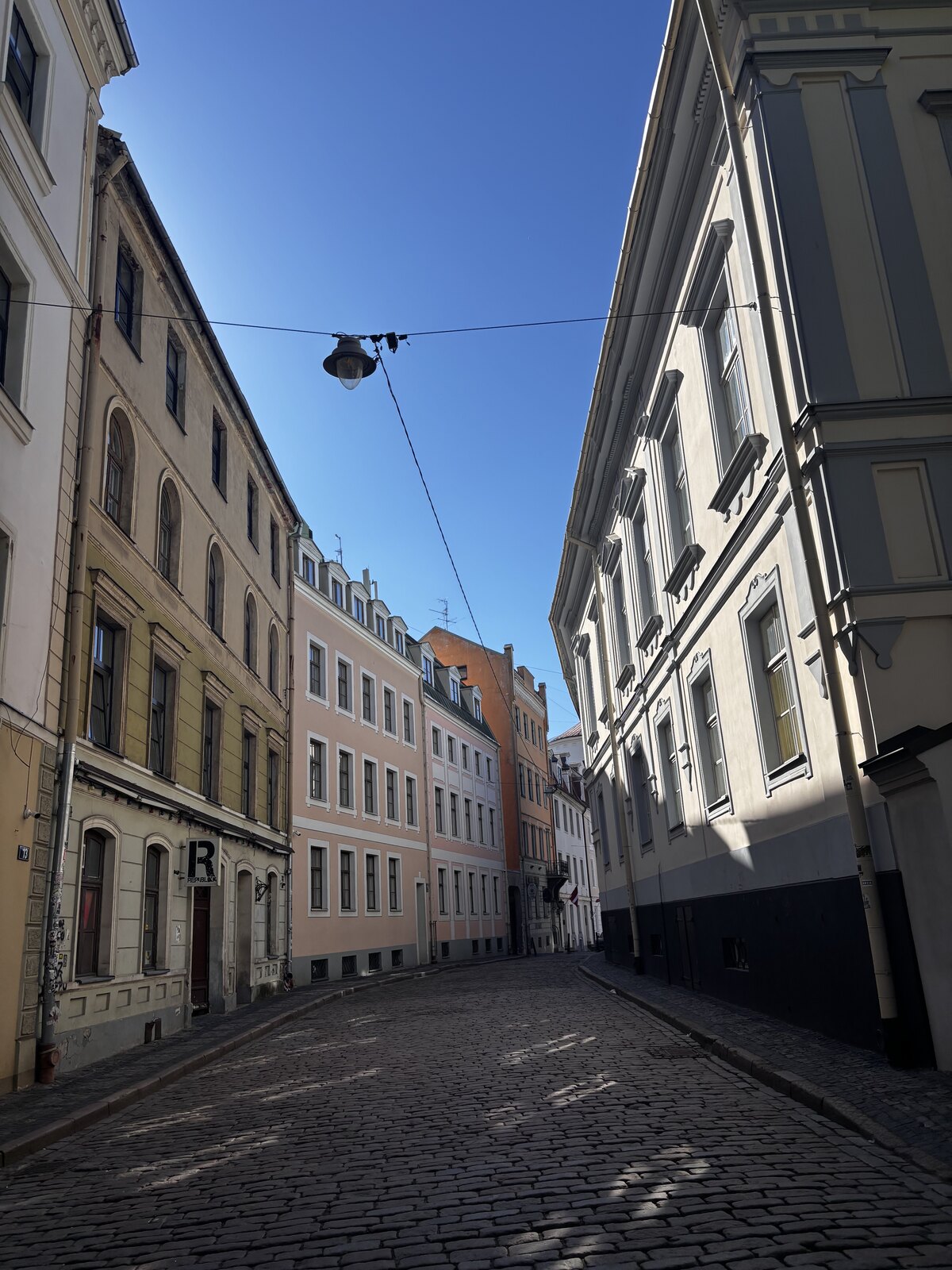 A calçada de Mazās Pils iela, o beco que acolhe os Três Irmãos, as casas de pedra mais antigas de Riga
