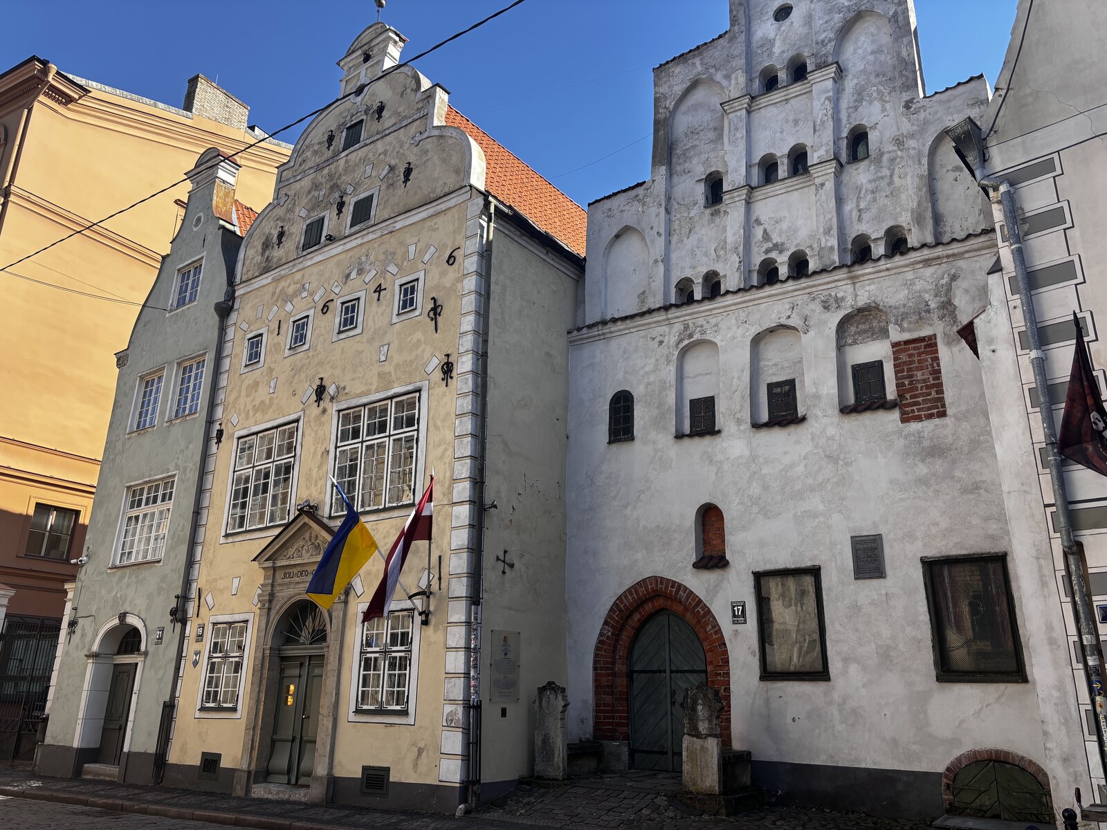 As casas dos Três Irmãos na Mazā Pils iela 17, 19, 21 lado a lado na Cidade Velha de Riga, Letónia.