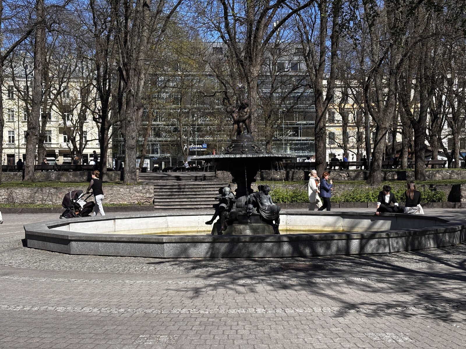 A fonte central em Vērmanes dārzs, o parque público mais antigo de Riga, Letónia.