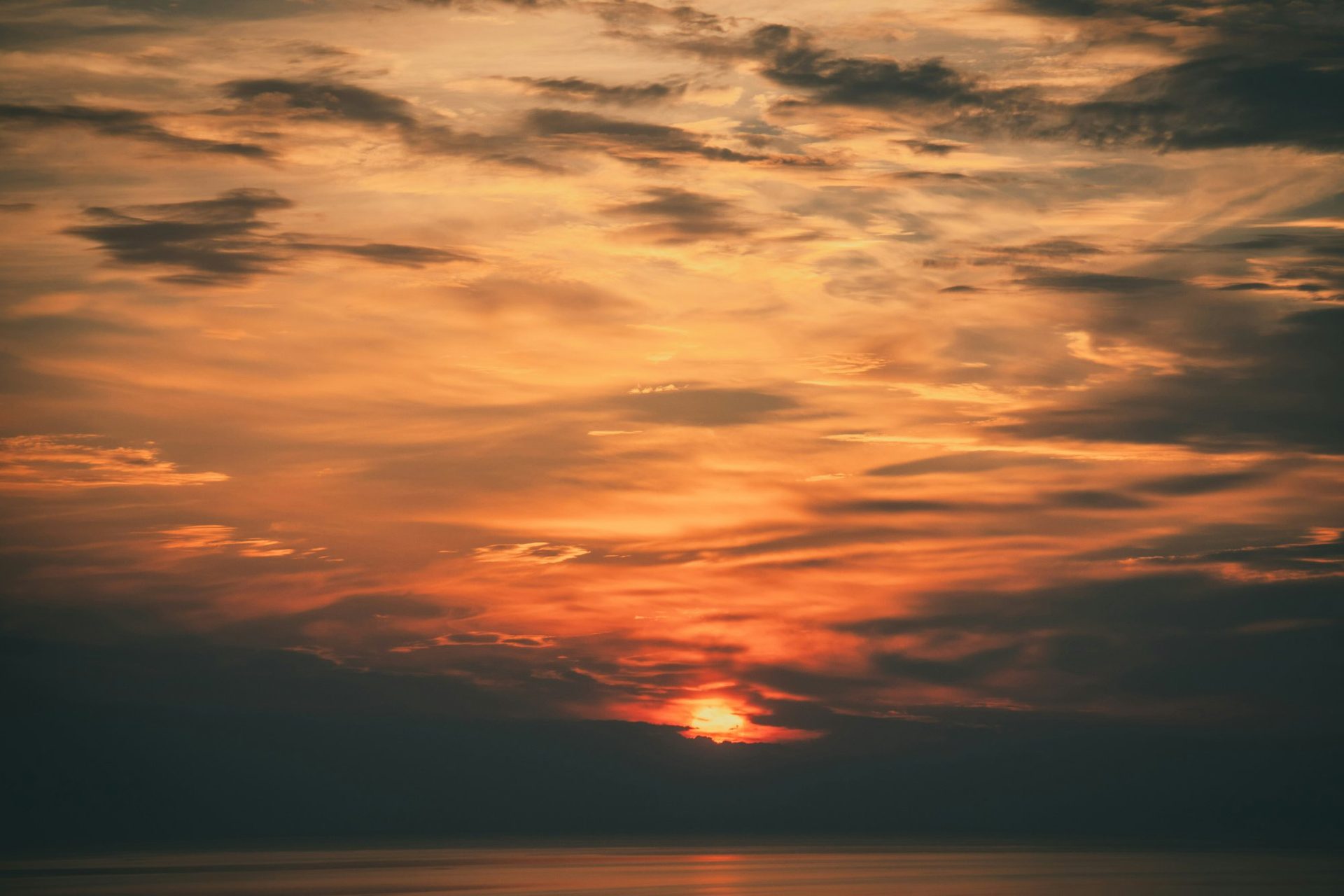 Pôr do sol dourado sobre o mar Báltico na praia de Jūrmala, Letónia