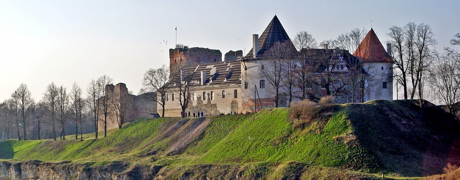 O Castelo de Bauska sobre a confluência dos rios na Letónia
