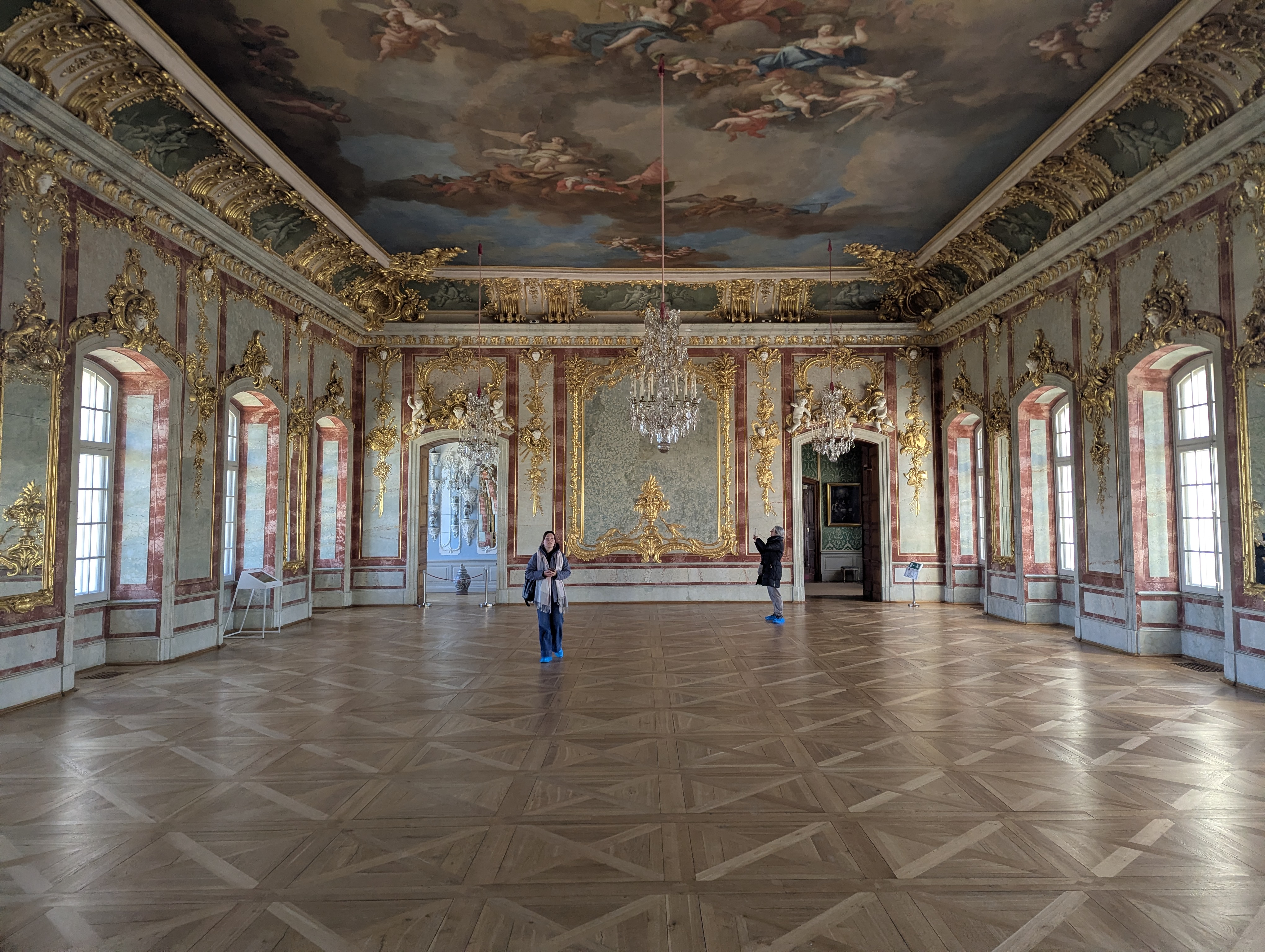 Grande Galeria do Palácio de Rundāle com pilastras de mármore e fresco barroco no teto
