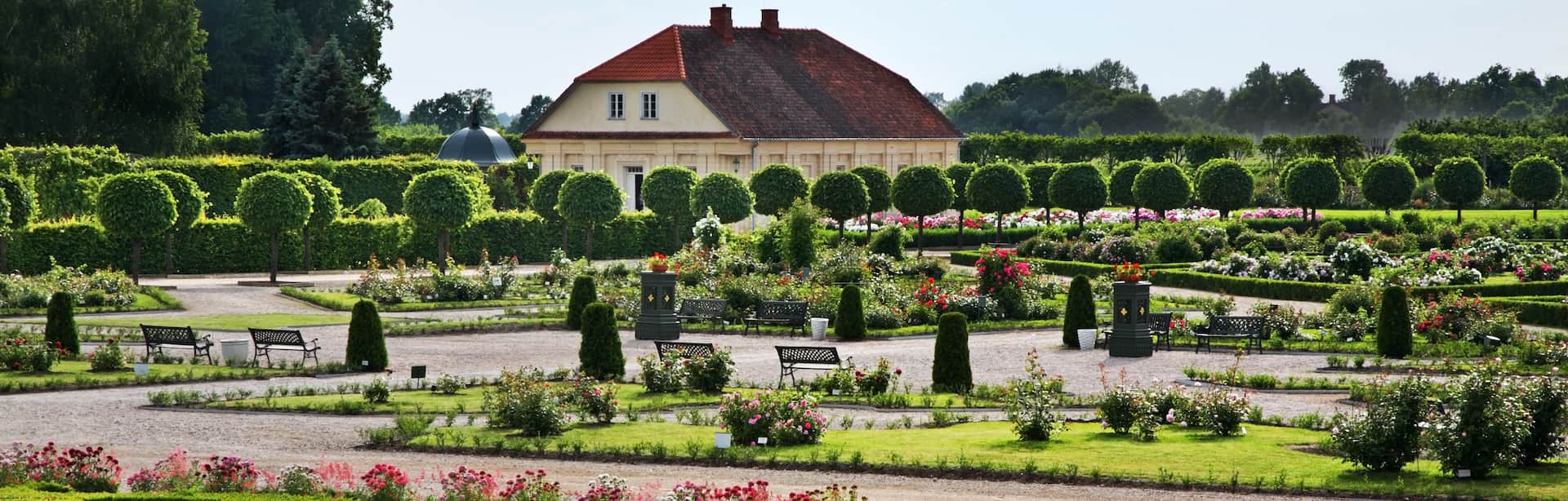 Roseiral formal do Palácio de Rundāle com sebes recortadas