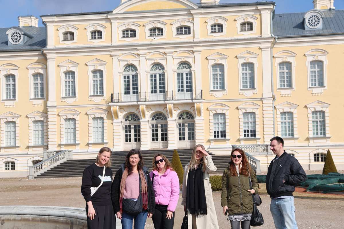 Fachada sul e jardins formais do Palácio de Rundāle, Letónia