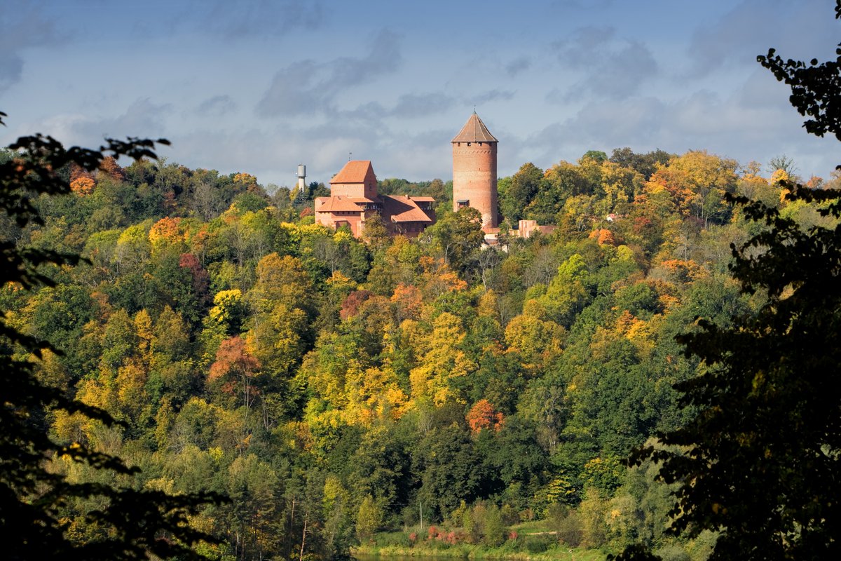 Vista aérea do Castelo de Turaida em tijolo vermelho, Sigulda, Letónia