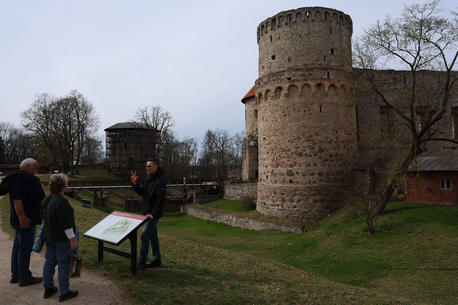 Interior medieval do castelo de Cēsis, iluminado por uma lanterna de vela