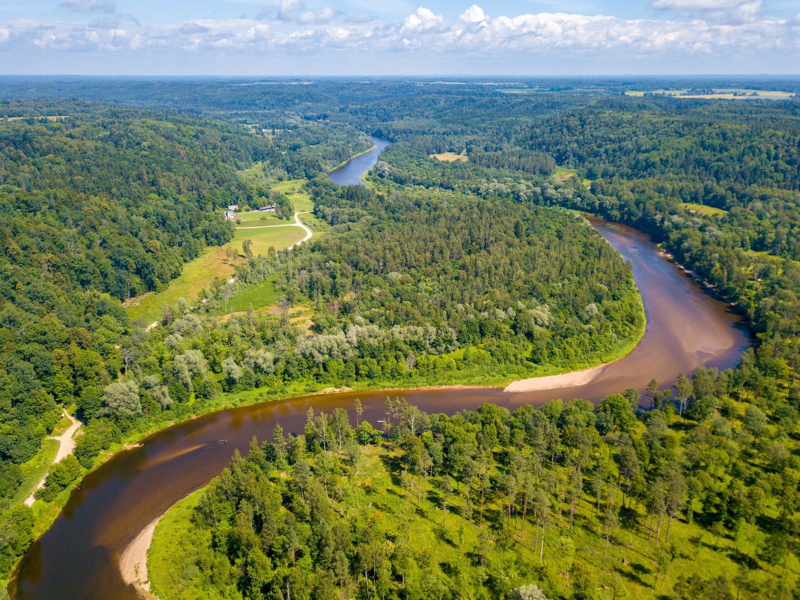 Vista aérea do castelo de Turaida em tijolo vermelho, Sigulda, Letónia