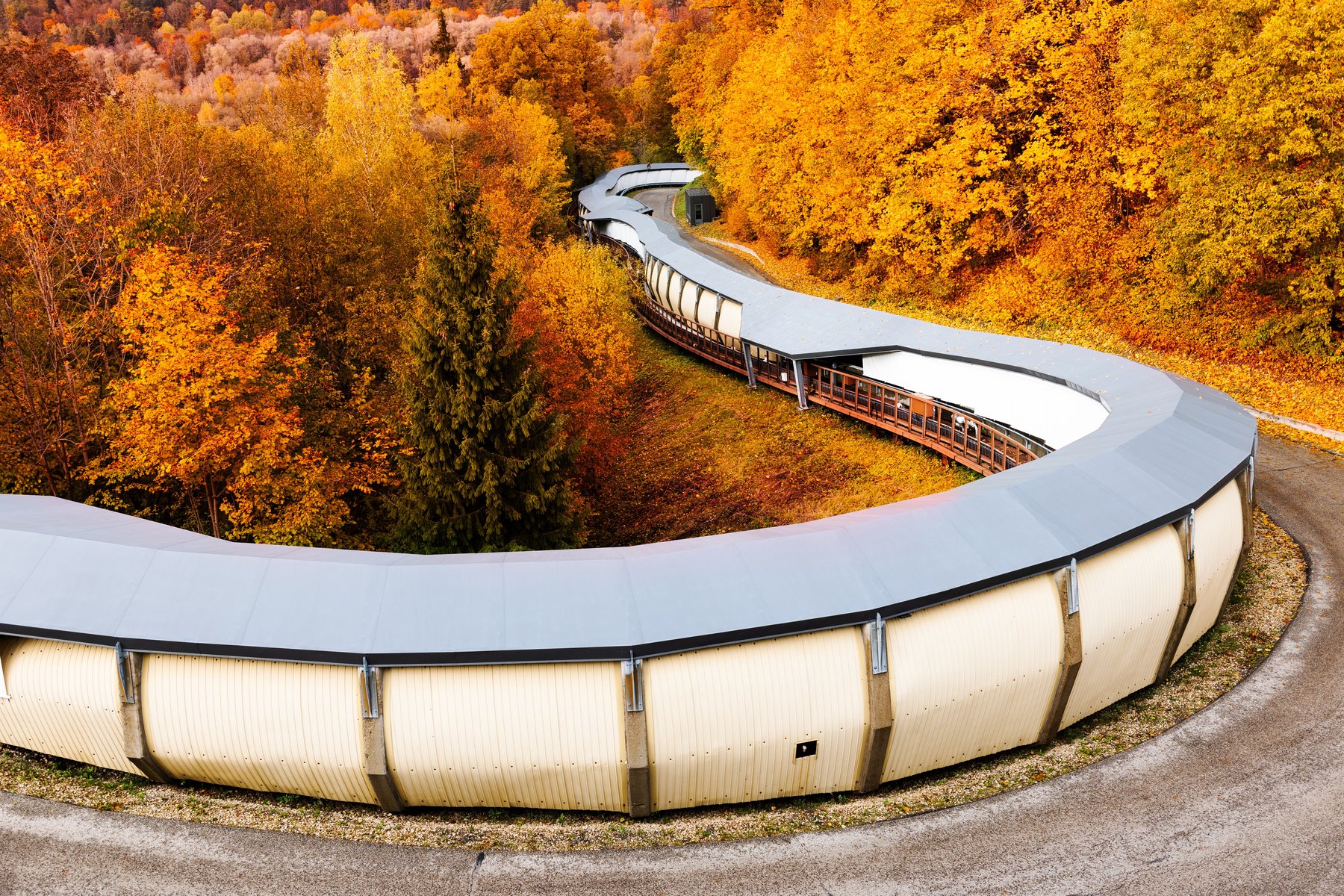 A pista olímpica de bobsleigh de Sigulda a serpentear pela floresta de outono