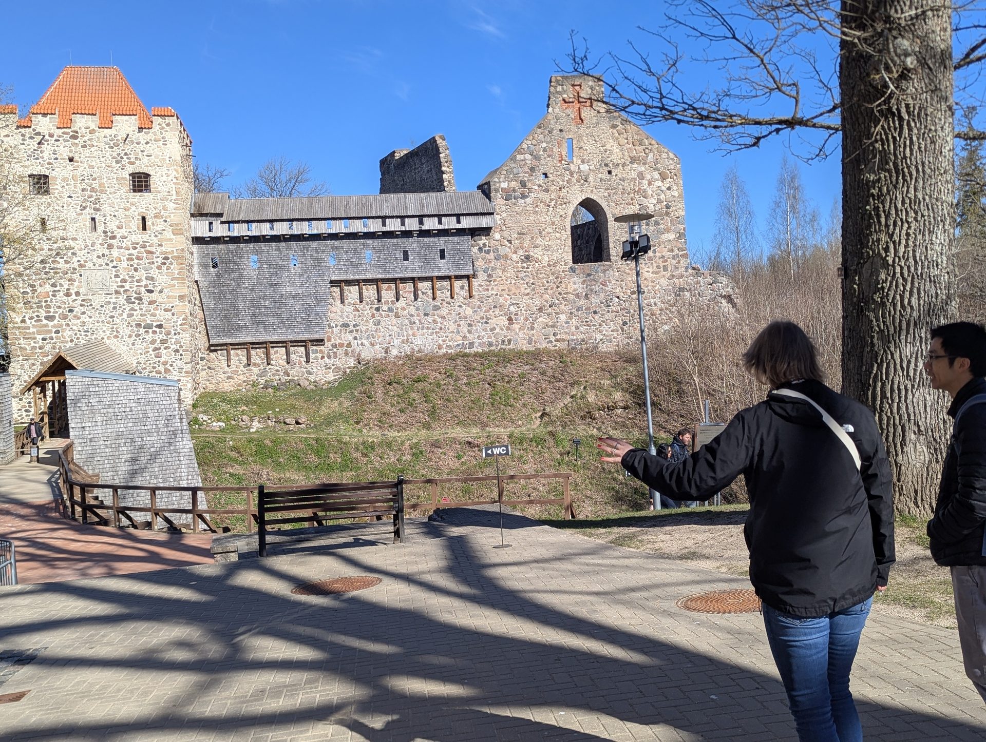Trilho para as ruínas medievais do castelo de Sigulda