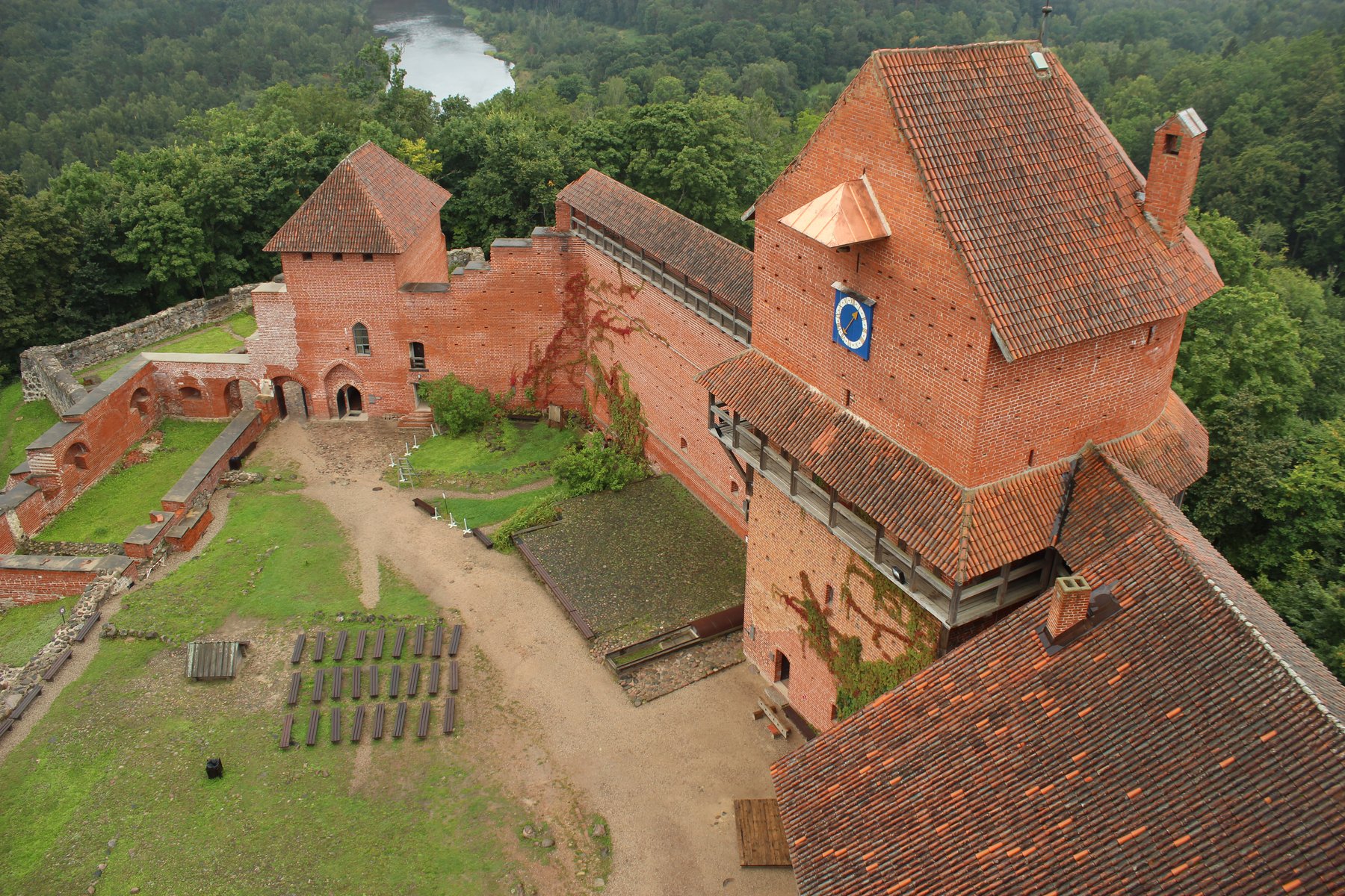 Vista aérea do Castelo de Turaida em tijolo vermelho acima do vale do Gauja, Sigulda, Letónia