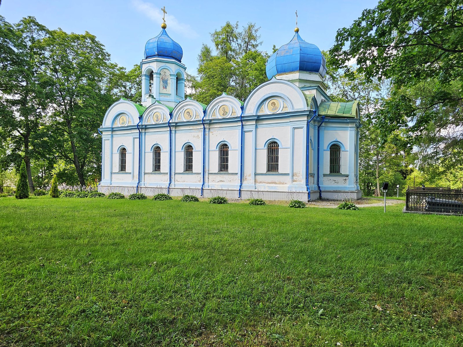 Uma igreja ortodoxa de cúpulas azuis no campo de Vidzeme