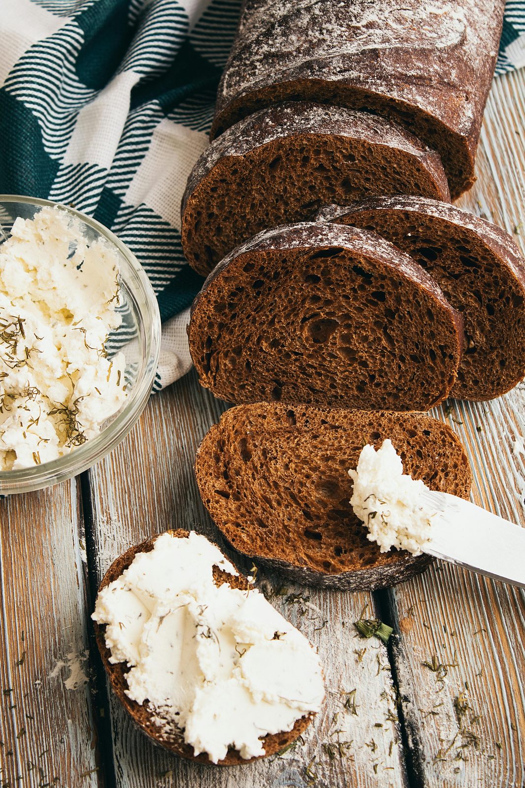 Rupjmaize letão (pão de centeio) com biezpiens (requeijão), pilares da mesa letã.