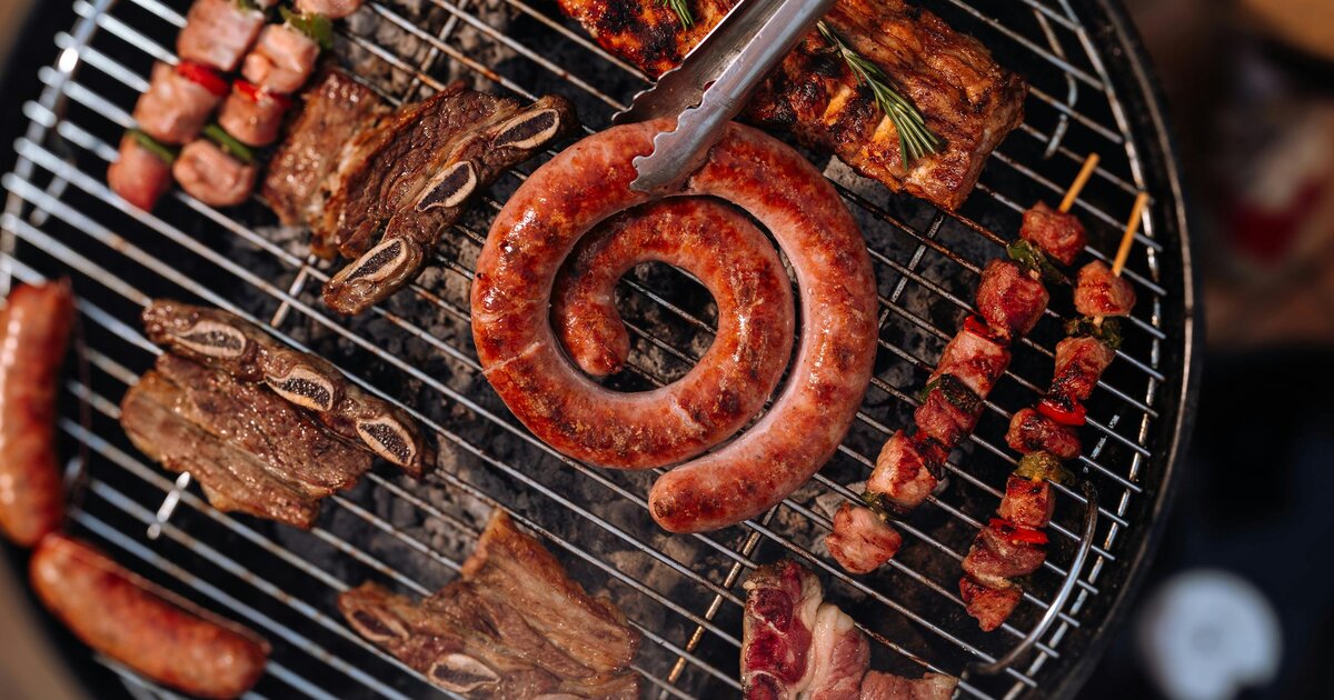 Salsicha letã enrolada, costeletas de porco, costelas de vaca e espetadas numa grelha a carvão, o alicerce da cozinha letã.