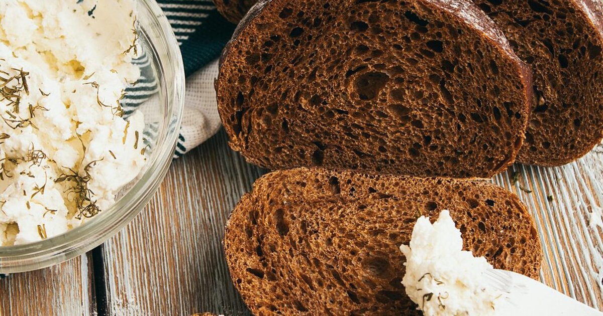 Rupjmaize letã (pão de centeio) com biezpiens (requeijão), pilares da mesa letã.