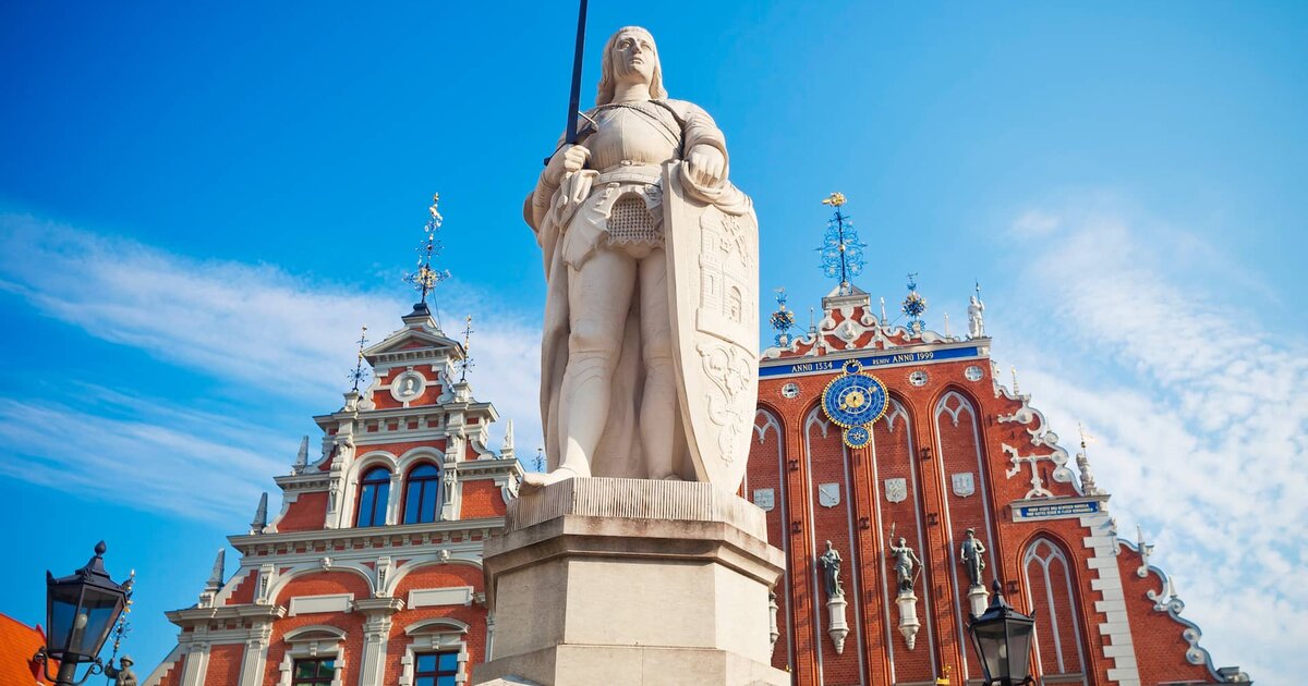A estátua de Rolando de Riga e a Casa das Cabeças Negras, a cidade comparada com Tallinn e Vilnius.