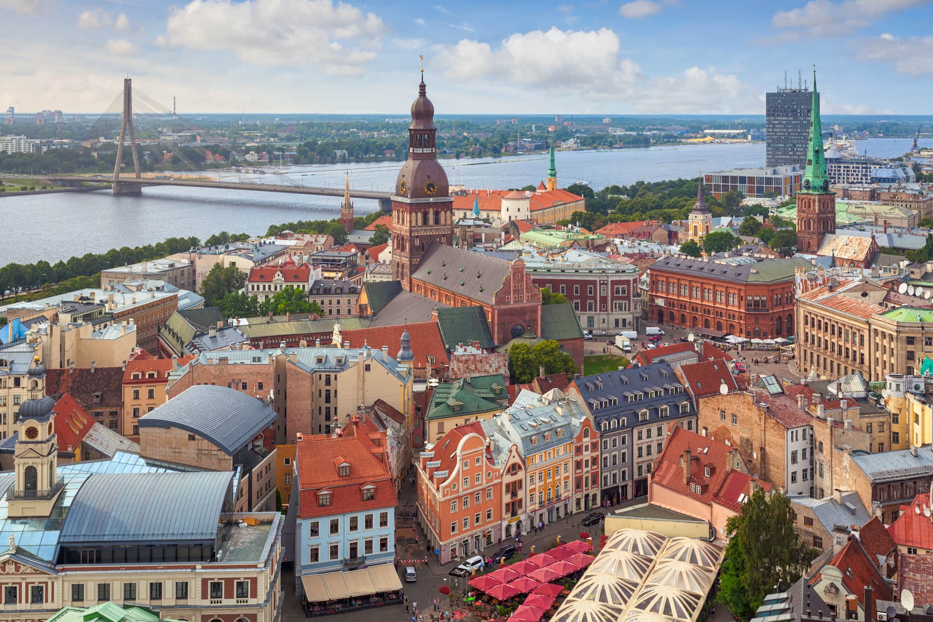 Vista aérea da Cidade Velha de Riga e do rio Daugava, com os navios de cruzeiro no terminal de passageiros