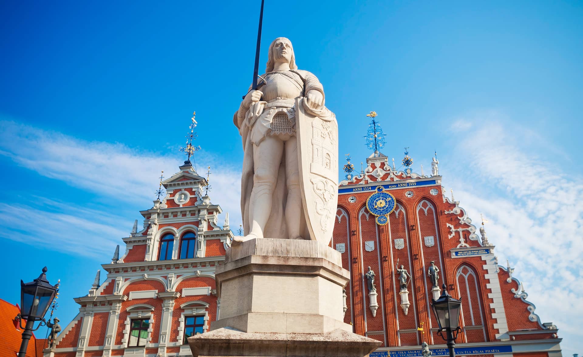 Estátua de Roland diante da Casa das Cabeças Negras hanseática restaurada, Cidade Velha de Riga, Letónia